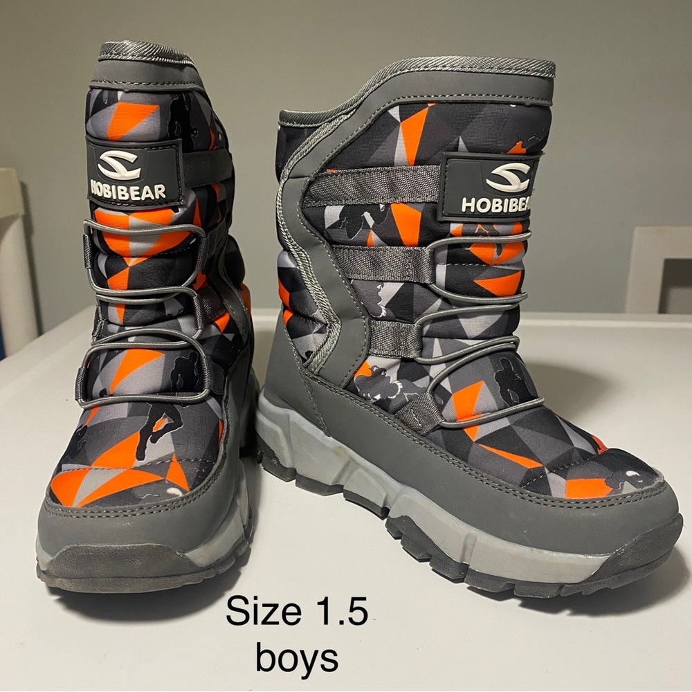 Hobibear snow boots Boys size 1.5.

Warm